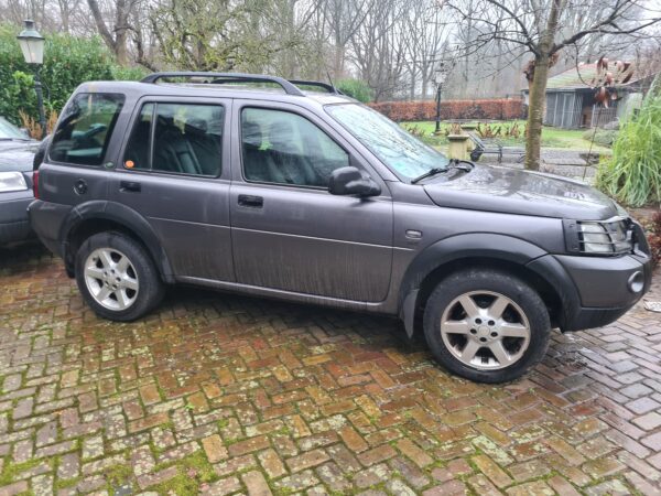 freelander 1 L314 2.5 V6 benzine automaat station wagon uit 2004 met zwart leer kleur grijs