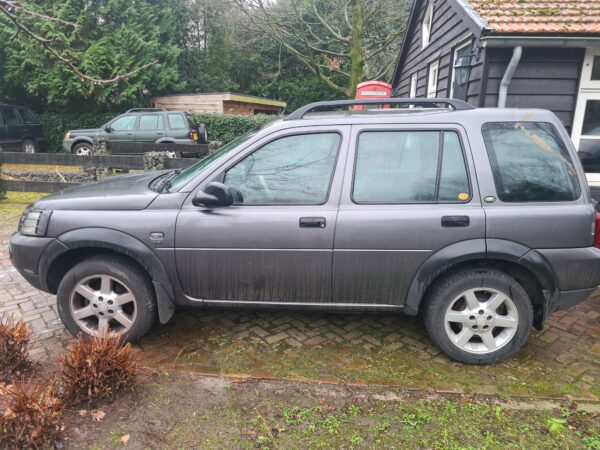 freelander 1 L314 2.5 V6 benzine automaat station wagon uit 2004 met zwart leer kleur grijs