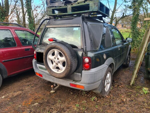 freelander 1 L314 stationwagon 1800 cc benzine , handgeschakeld kleur epson green grijskenteken met LPG met stoffen bekleding bouwjaar 2000