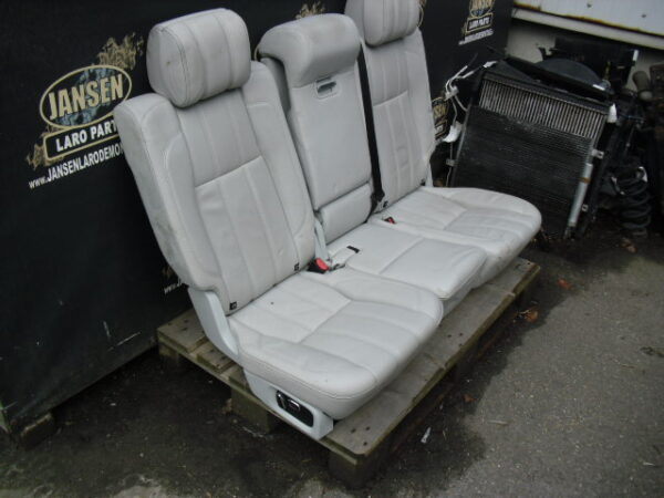 range rover L405 voorstoelen electrisch met schermen 20" en achterbank electrisch leer kleur Cirrus (034ex) Semi Aniline geperforeerd leer ( 033JL)