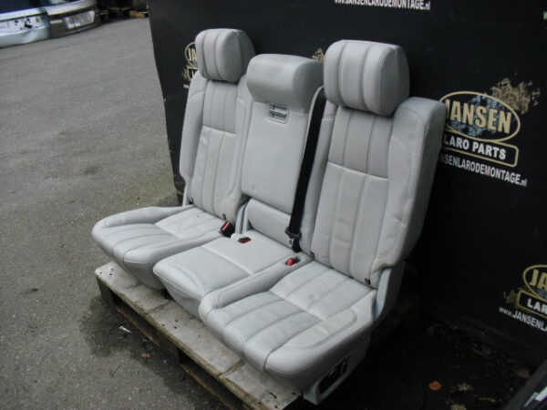 range rover L405 voorstoelen electrisch met schermen 20" en achterbank electrisch leer kleur Cirrus (034ex) Semi Aniline geperforeerd leer ( 033JL)