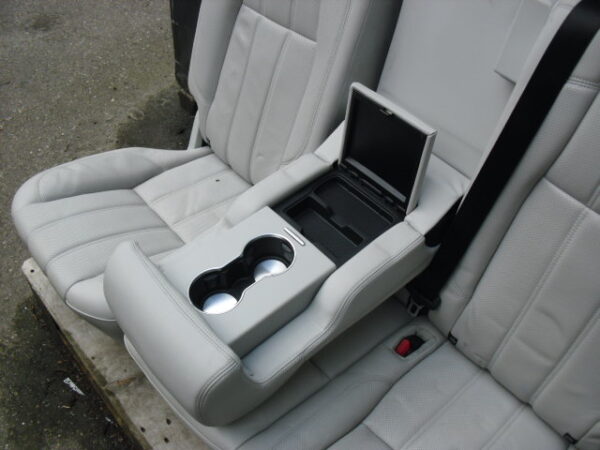 range rover L405 voorstoelen electrisch met schermen 20" en achterbank electrisch leer kleur Cirrus (034ex) Semi Aniline geperforeerd leer ( 033JL)