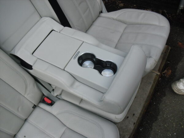 range rover L405 voorstoelen electrisch met schermen 20" en achterbank electrisch leer kleur Cirrus (034ex) Semi Aniline geperforeerd leer ( 033JL)