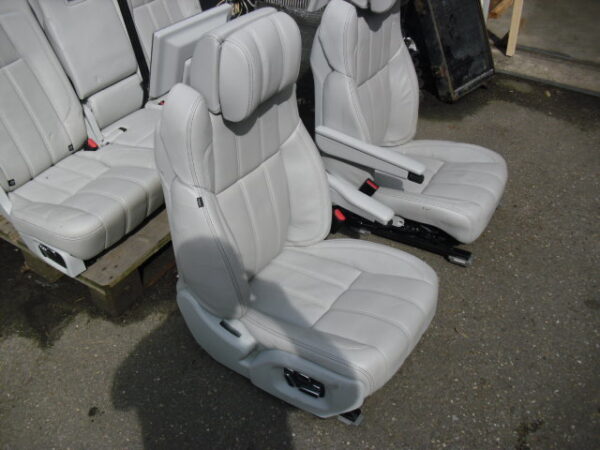 range rover L405 voorstoelen electrisch met schermen 20" en achterbank electrisch leer kleur Cirrus (034ex) Semi Aniline geperforeerd leer ( 033JL)