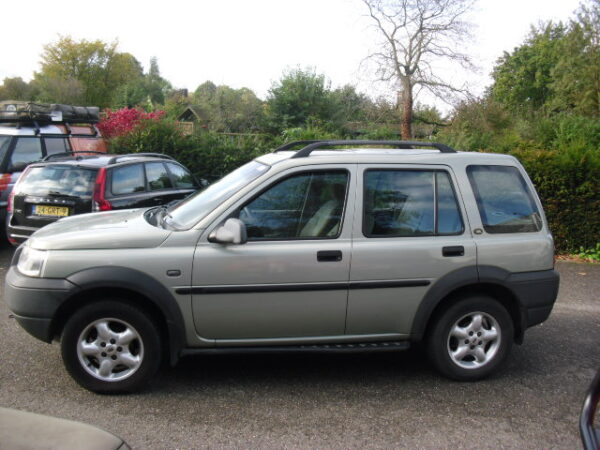 freelander 1 L314 stationwagen 1800 cc hand geschakeld kleur licht groen bouwjaar 2001