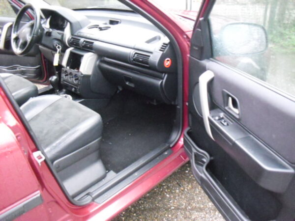 freelander 1 L314 2.5 V6 benzine automaat station wagon uit 2004 met zwart leer kleur rood Alveston Red ( 696 )