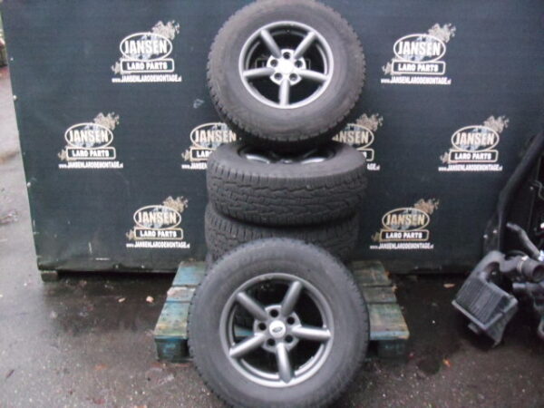 Set ZU velgen 5 stuk 16'' LM 5 spaak kleur donker grijs met wielhartjes Discovery 2 L318 / Range Rover P38. met gratis banden